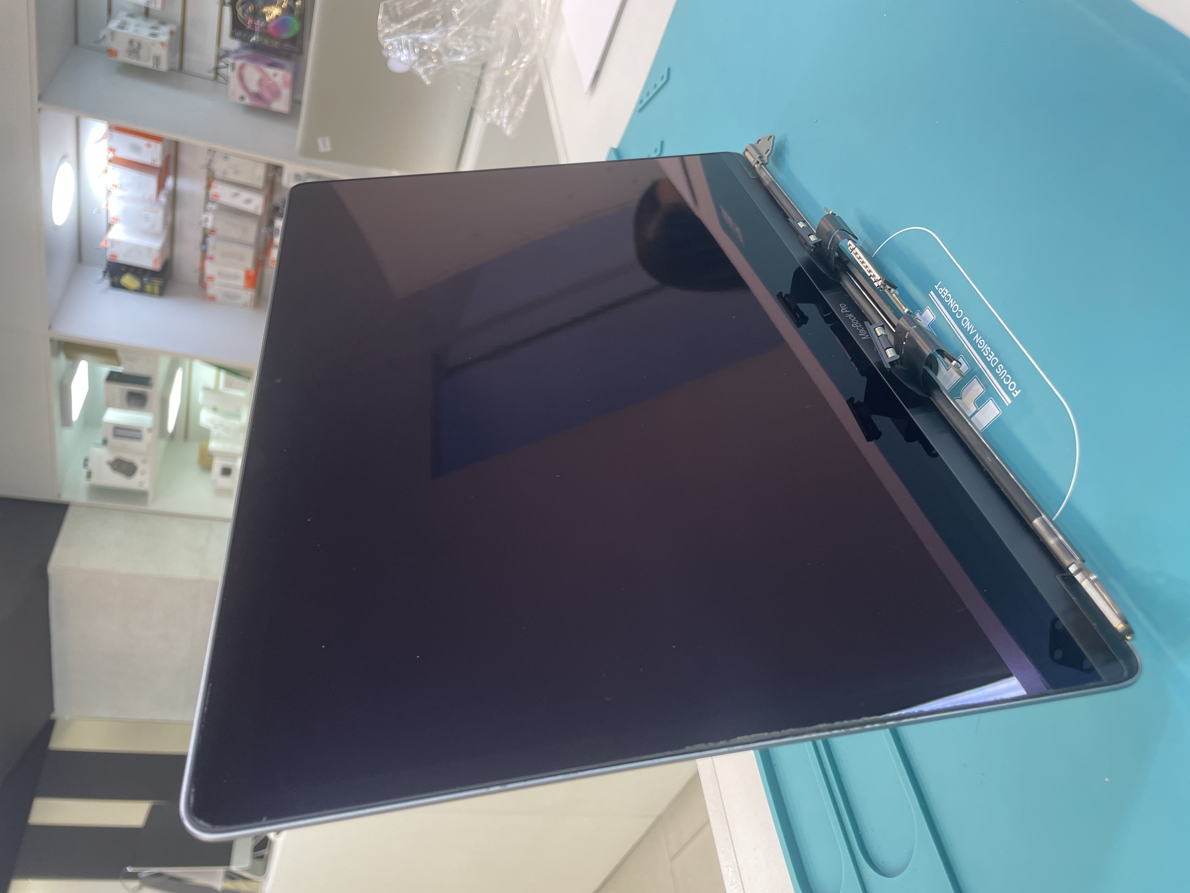 Display MacBook Pro A1990